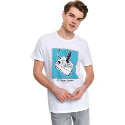 T-shirt z nadrukiem. Białe t-shirty męskie Top Secret, na lato, m, z nadrukiem, z bawełny, klasyczne, z klasycznym kołnierzykiem, krótkie. W wyprzedaży za 19,99 zł.