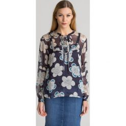 BLUZKA EMPORIO ARMANI - Granatowy. Niebieskie bluzki damskie Emporio Armani, w kwiaty, z tkaniny, z włoskim kołnierzykiem, bez rękawów. Za 599,50 zł.