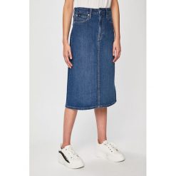 Calvin Klein Jeans - Spódnica jeansowa. Niebieskie spódniczki damskie Calvin Klein Jeans, na co dzień, bez wzorów, z elastanu, casualowe, midi, rozkloszowane. W wyprzedaży za 269,90 zł.