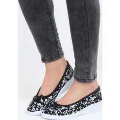 Czarne Koturny Dollar Dream. Czarne buty ślubne damskie marki Born2be, w kwiaty, na koturnie. Za 49,99 zł.