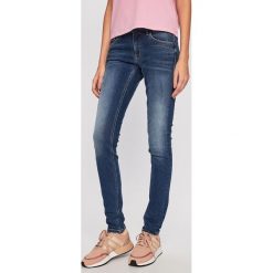 Tommy Jeans - Jeansy Sophie. Niebieskie jeansy damskie z obniżonym stanem. W wyprzedaży za 269,90 zł.