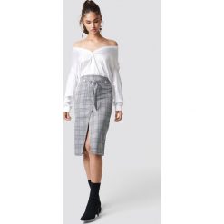 NA-KD Trend Kopertowa spódnica w kratkę - Grey. Szare spódniczki damskie marki NA-KD Trend, w kratkę, mini, kopertowe. Za 141,95 zł.