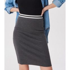 Dopasowana spódnica - Szary. Szare spódniczki damskie Sinsay, s, bez wzorów, dopasowane. Za 29,99 zł.