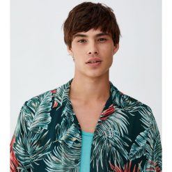 Koszula z wiskozy z nadrukiem liści z dżungli. Zielone koszule męskie marki Pull&Bear, m, z nadrukiem, z wiskozy. Za 89,90 zł.