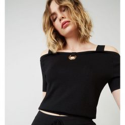 Koszulka w kolorze czarnym. Czarne t-shirty damskie marki Rodier, s, klasyczne, z kołnierzem typu carmen, z krótkim rękawem. W wyprzedaży za 192,95 zł.