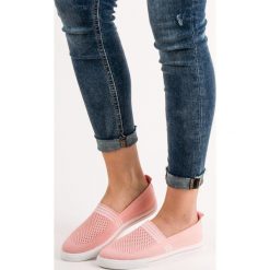 TEKSTYLNE TENISÓWKI. Różowe trampki i tenisówki damskie SHELOVET, bez wzorów, bez zapięcia. Za 69,90 zł.