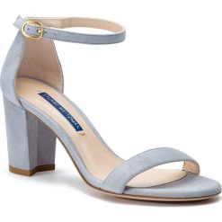 Sandały STUART WEITZMAN - Nearlynude ZL37407 Dovetail Suede. Niebieskie klapki damskie marki Stuart Weitzman, bez wzorów, ze skóry, bez obcasa, na obcasie. Za 1709,00 zł.