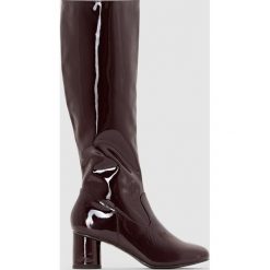 Lakierowane kozaki na średnim obcasie. Czarne buty zimowe damskie marki MADEMOISELLE R, ze skóry, z okrągłym noskiem, na średnim obcasie, na obcasie. Za 264,56 zł.