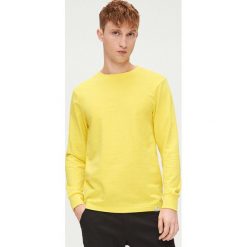 Koszulka basic gładka z długim rękawem - Żółty. Żółte koszulki męskie Cropp, s, bez wzorów, bez kołnierzyka, z długim rękawem, długie. W wyprzedaży za 39,99 zł.