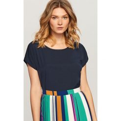 Koszulka z ozdobną lamówką przy dekolcie - Granatowy. Niebieskie t-shirty damskie Reserved, l. W wyprzedaży za 29,99 zł.