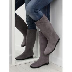 Kalosze damskie oficerki szare D62P Grey. Szare kalosze damskie ButyModne, na spacer, z zamszu, eleganckie, bez obcasa, bez zapięcia. W wyprzedaży za 117,05 zł.