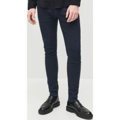 Spodnie super slim z bawełny organicznej - Granatowy. Niebieskie spodnie męskie Reserved, bez wzorów, z bawełny. Za 89,99 zł.