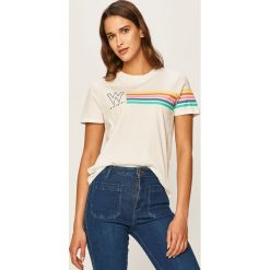 Wrangler - T-shirt. Białe bluzki damskie Wrangler, s, z nadrukiem, z bawełny, z okrągłym kołnierzem. W wyprzedaży za 89,90 zł.