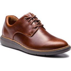 Półbuty CLARKS - Un Voyage Plain 261369317 Mahogany. Pomarańczowe półbuty skórzane męskie marki Clarks, na co dzień. W wyprzedaży za 349,00 zł.