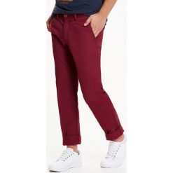 Spodnie męskie w stylu chino. Czerwone spodnie męskie Top Secret, na co dzień, na jesień, s, bez wzorów, z tkaniny, sportowe. W wyprzedaży za 59,99 zł.