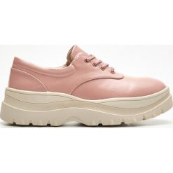 Sneakersy na platformie - Kremowy. Białe sneakersy damskie Cropp. Za 139,99 zł.