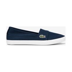 Lacoste Marice Slip On Buty Niebieski. Niebieskie trampki i tenisówki damskie Lacoste, bez wzorów, z materiału, bez zapięcia. Za 292,95 zł.