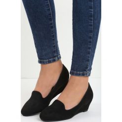 Czarne Koturny Mariposa. Czarne buty ślubne damskie marki Born2be, na niskim obcasie, na koturnie. Za 59,99 zł.