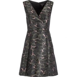 Sukienka koktajlowa Emporio Armani 6G2A75 2NUTZ F008. Zielone sukienki damskie Emporio Armani, bez wzorów, z poliesteru, wizytowe, bez kołnierzyka, bez rękawów. W wyprzedaży za 549,00 zł.
