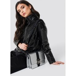 Samsoe & Samsoe Torebka Gurli - Silver. Szare torebki klasyczne damskie marki Samsøe & Samsøe, w paski, bez dodatków. Za 1295,95 zł.