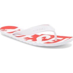 Japonki DIESEL - Splish Y00435 P1690 H3878 Formula One/White. Białe klapki męskie Diesel, z tworzywa sztucznego, bez zapięcia. W wyprzedaży za 159,00 zł.
