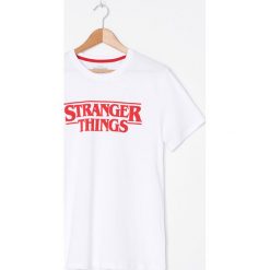 Koszulka Stranger Things - Biały. Białe koszulki damskie House, s, bez wzorów, bez kołnierzyka. Za 49,99 zł.