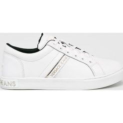 Versace Jeans - Buty. Białe buty sportowe damskie Versace Jeans, bez wzorów, z jeansu, sportowe. W wyprzedaży za 499,90 zł.