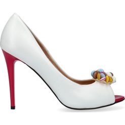 Czółenka peep toe białe z obcasem fuksja. Białe czółenka damskie Arturo Vicci, z aplikacjami, ze skóry, z otwartym noskiem, bez obcasa, na obcasie. Za 279,00 zł.
