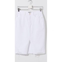 Jeansowa mini spódnica - Biały. Białe spódniczki damskie Mohito, bez wzorów, z jeansu, mini. Za 99,99 zł.
