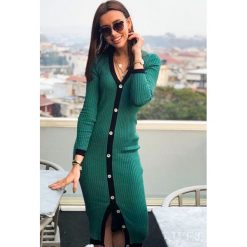 Sukienka DESSA GREEN. Zielone sukienki damskie Sukienka DESSA GREEN, uniwersalny, bez wzorów, bez kołnierzyka, bez rękawów, długie. W wyprzedaży za 79,00 zł.