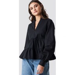 NA-KD Boho V-Neck Volume Sleeve Top - Black. Czarne topy damskie marki NA-KD Boho, bez wzorów, z falbankami. Za 141,95 zł.
