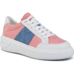 Sneakersy GEOX - D Ottaya F D92BYF 01185 C7204 Coral/White. Różowe półbuty damskie Geox, bez wzorów, ze skóry, bez obcasa, na płaskiej podeszwie, bez zapięcia. W wyprzedaży za 209,00 zł.
