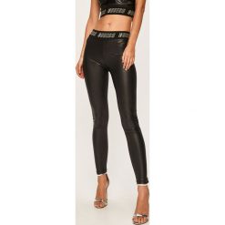 Guess Jeans - Legginsy. Czarne spodnie damskie Guess Jeans, s, z aplikacjami, z elastanu, casualowe. Za 279,90 zł.