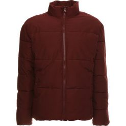 Kurtka w kolorze czerwonym. Czerwone płaszcze męskie Kiomi, Mint & Berry, Youturn, s, bez wzorów, bez kaptura. W wyprzedaży za 98,95 zł.