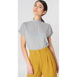 NA-KD Top ze stójką - Grey. Szare topy damskie NA-KD, bez wzorów, z bawełny, ze stójką. Za 40,95 zł.