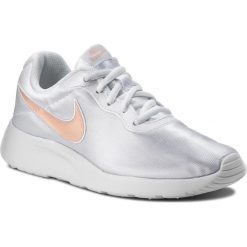 Buty NIKE - Tanjun Se 844908 103 White/Guava Ice. Białe buty sportowe damskie Nike, na co dzień, bez wzorów, z tworzywa sztucznego, bez obcasa, na płaskiej podeszwie, bez zapięcia. W wyprzedaży za 239,00 zł.