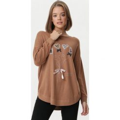 Brązowy Sweter Canley. Pomarańczowe swetry dziewczęce Born2be, z nadrukiem, z okrągłym kołnierzem, z długim rękawem, długie, bez kaptura. Za 89,99 zł.