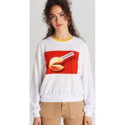 Krótka bluza z fotonadrukiem - Beżowy. Brązowe bluzy damskie Cropp, s, krótkie. W wyprzedaży za 19,99 zł.