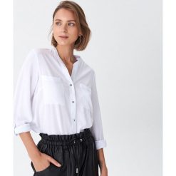 Bluzka z kieszeniami - Biały. Białe bluzki damskie House, s, bez wzorów, bez kołnierzyka, bez rękawów. Za 59,99 zł.