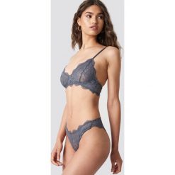 NA-KD Lingerie Figi z ozdobną koronką - Grey. Szare figi NA-KD Lingerie, w koronkowe wzory, z koronki. Za 40,95 zł.