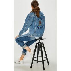 Tommy Jeans - Kurtka. Niebieskie kurtki damskie Tommy Jeans, s, z haftami, z bawełny, krótkie. W wyprzedaży za 699,90 zł.