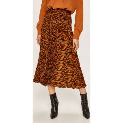 Answear - Spódnica. Pomarańczowe spódniczki damskie ANSWEAR, na co dzień, s, bez wzorów, z poliesteru, casualowe, midi, rozkloszowane. W wyprzedaży za 89,90 zł.