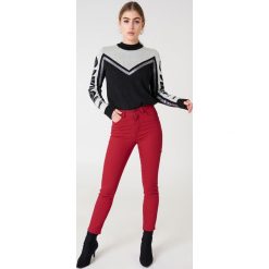 Spodnie damskie: NA-KD Jeansy z wysokim stanem - Red