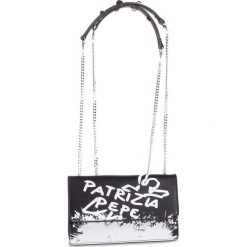 Torebka PATRIZIA PEPE - 2V5920/A4U6-K370 Black Slash. Czarne torebki klasyczne damskie Patrizia Pepe, bez wzorów, ze skóry, klasyczne, bez dodatków. W wyprzedaży za 739,00 zł.