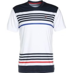 Fila SEKO Koszulka polo white/peacoat blue. Białe koszulki sportowe męskie Fila, m, z poliesteru. W wyprzedaży za 132,30 zł.