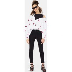 Spodnie skinny z wysokim stanem. Czerwone rurki damskie marki Pull & Bear, z podwyższonym stanem. Za 49,90 zł.