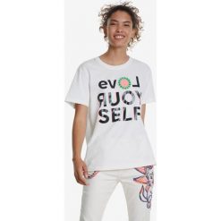 Desigual Love Your Self Koszulka Biały. Białe koszulki damskie Desigual, xs, z nadrukiem, z bawełny, bez kołnierzyka, z krótkim rękawem. Za 223,95 zł.
