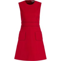 Sukienka koktajlowa Red Valentino SR3VAH20. Czerwone sukienki damskie Red Valentino, bez wzorów, z elastanu, wizytowe, bez kołnierzyka, bez rękawów. W wyprzedaży za 939,00 zł.
