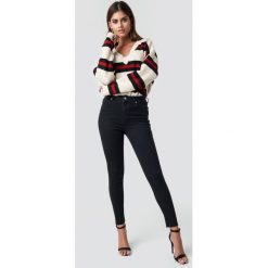 Spodnie damskie: NA-KD Jeansy Skinny High Waist Raw Hem - Black