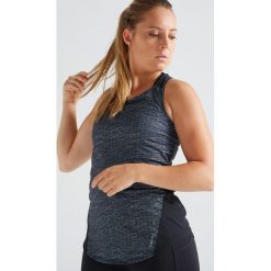Top fitness 120 damski. Białe topy damskie DOMYOS, bez wzorów, z elastanu, bez rękawów, na fitness i siłownię. Za 29,99 zł.